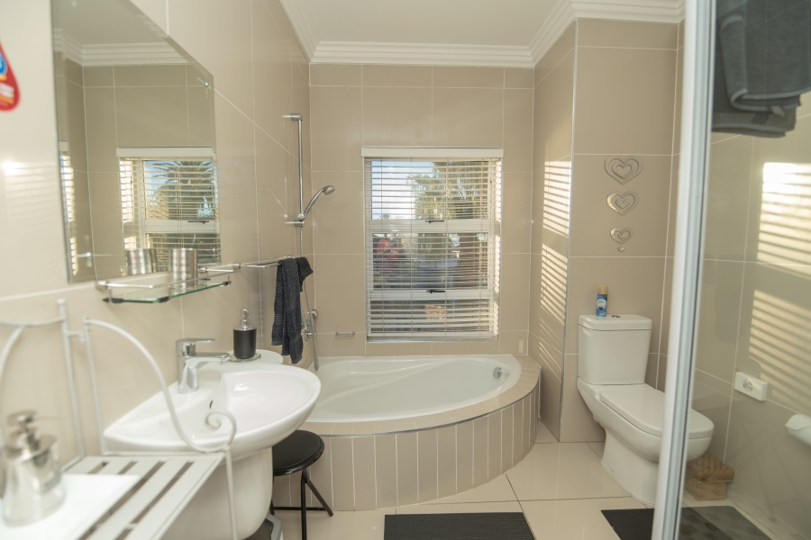 6 Bedroom Property for Sale in Humerail Eastern Cape